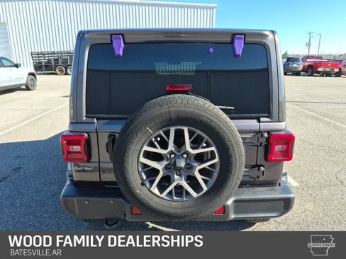 Used 2025 Jeep Wrangler Sahara image 7