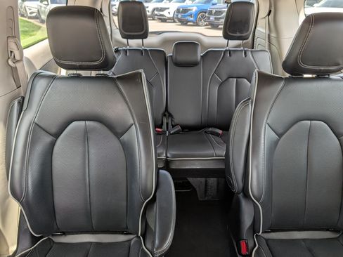 Used 2023 Chrysler Pacifica Limited FWD image 13