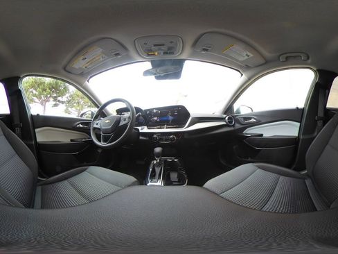Used 2025 Chevrolet Trax LT FWD image 42