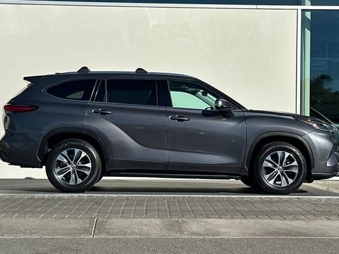 Used 2021 Toyota Highlander XLE FWD image 2