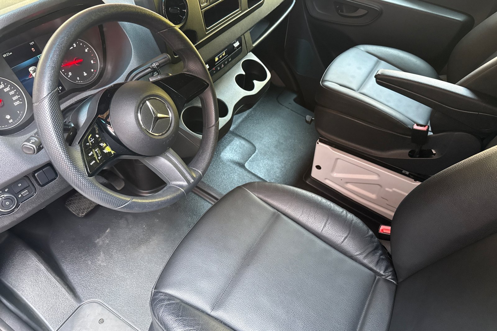 Used 2025 Mercedes-Benz Sprinter 2500 image 11