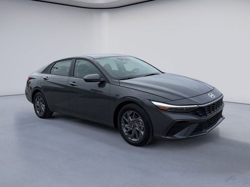 Used 2024 Hyundai Elantra Blue image 7
