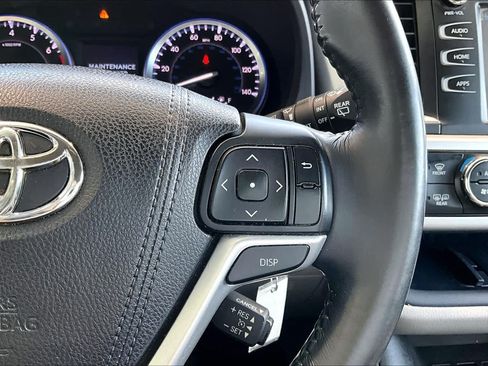 Used 2016 Toyota Highlander Plus FWD image 17