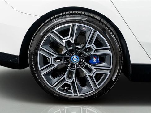 Used 2025 BMW i5 xDrive40 w/ M Sport Package image 16