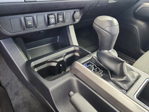 Used 2018 Toyota Tacoma SR5 RWD image 14