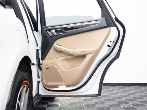 Certified 2025 Porsche Macan AWD/4WD image 33