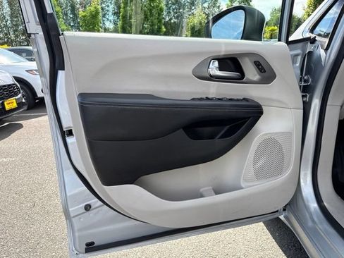 Used 2023 Chrysler Pacifica Touring-L FWD image 14
