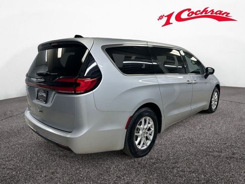 Used 2023 Chrysler Pacifica Touring-L FWD image 26