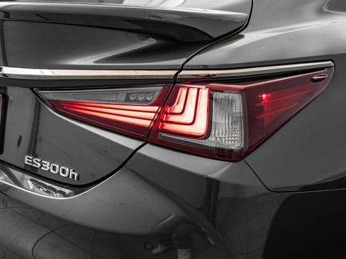 Certified 2025 Lexus ES 300h F Sport FWD image 9