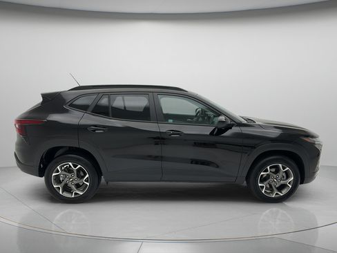 Used 2025 Chevrolet Trax LT w/ LT Convenience Package FWD image 6