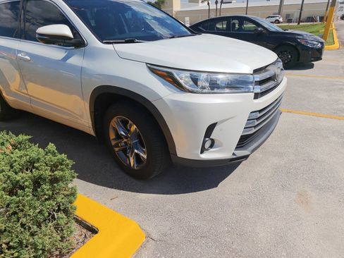 Used 2018 Toyota Highlander Limited Platinum image 3