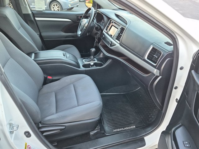 Used 2016 Toyota Highlander LE FWD image 5