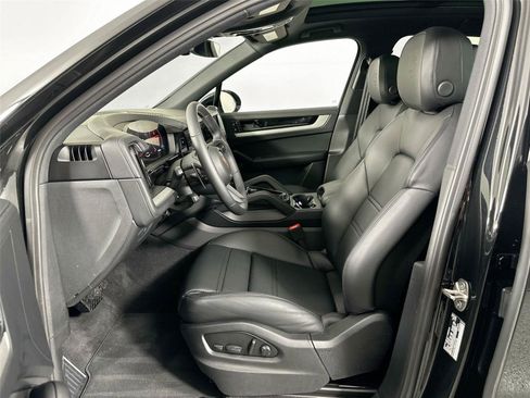 Certified 2025 Porsche Cayenne AWD/4WD image 5
