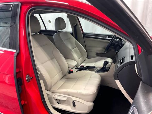 Used 2017 Volkswagen Golf Alltrack S image 11