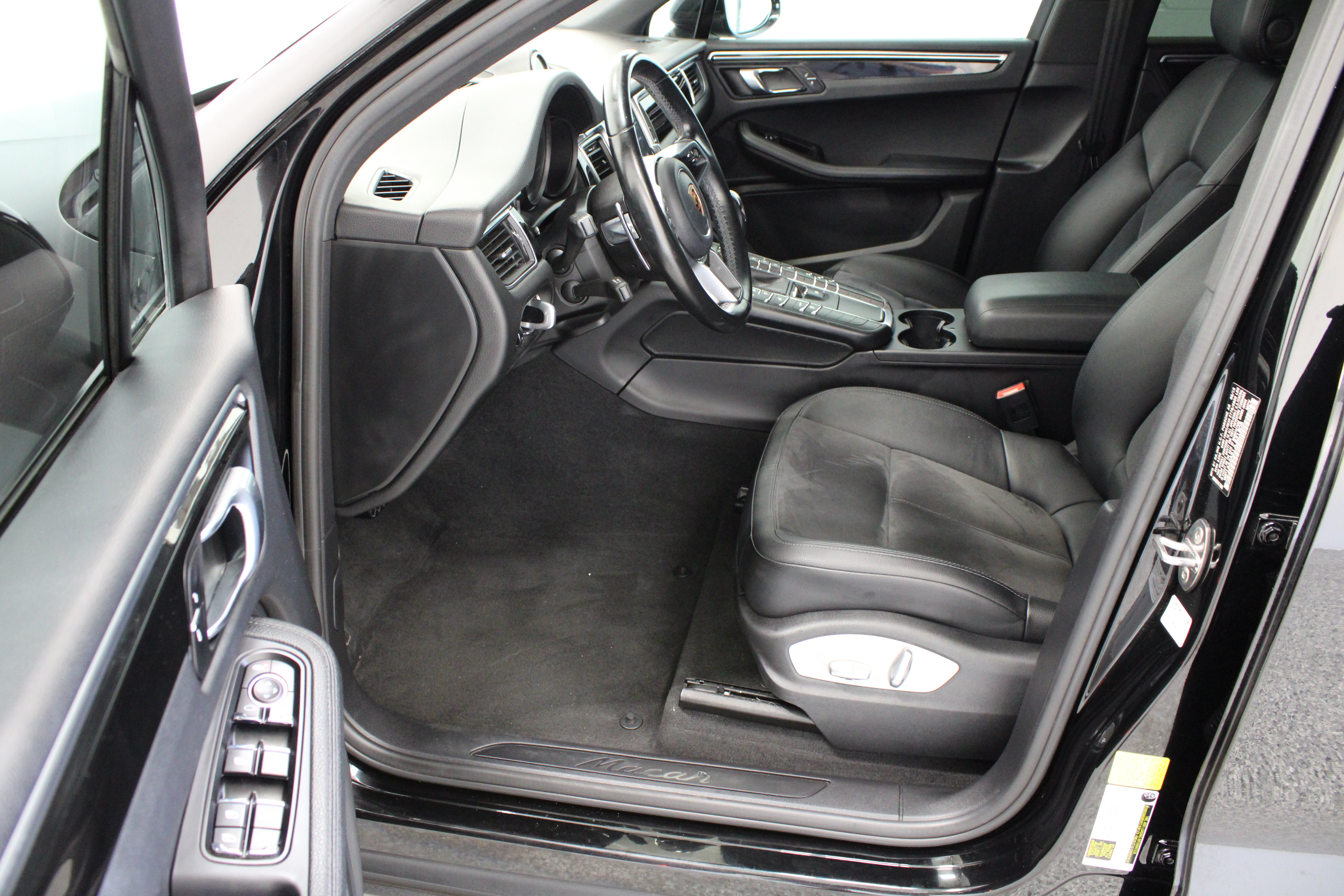 Used 2018 Porsche Macan Sport Edition AWD/4WD image 14