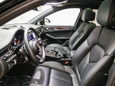 Certified 2025 Porsche Macan AWD/4WD image 22