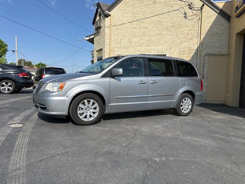 Used 2015 Chrysler Town & Country Touring FWD image 1