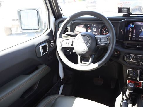 Used 2025 Jeep Gladiator Mojave w/ Convenience Group AWD/4WD image 19