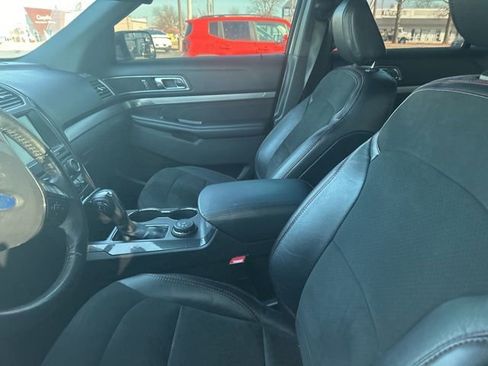 Used 2018 Ford Explorer XLT w/ Equipment Group 202A image 8