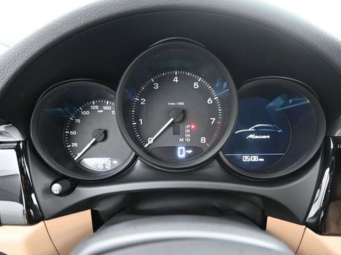 Certified 2022 Porsche Macan image 28