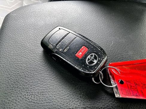 Used 2022 Toyota Tacoma TRD Off-Road image 32