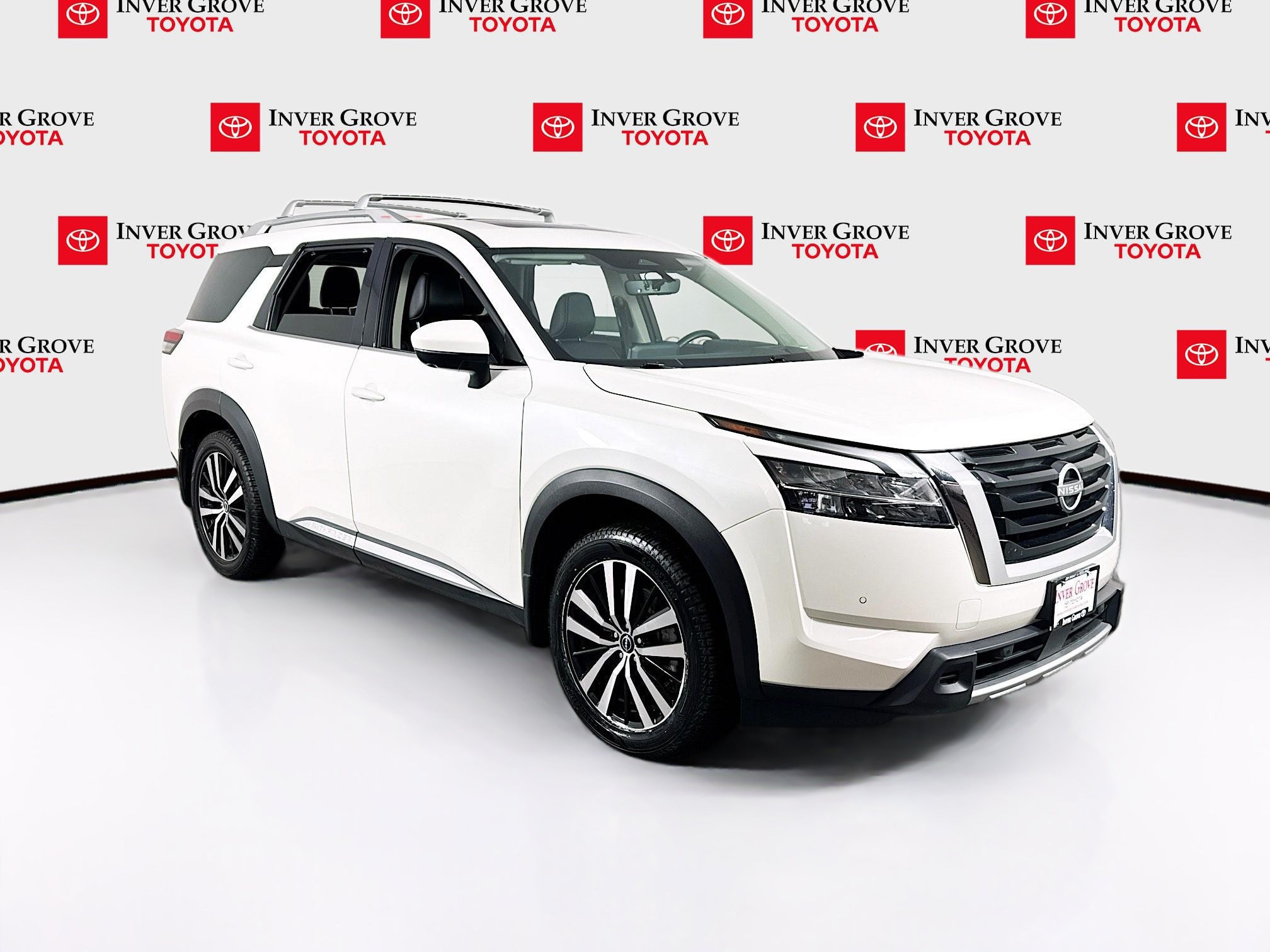 Used 2024 Nissan Pathfinder Platinum AWD/4WD image 3