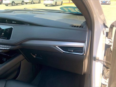 Used 2021 Cadillac XT4 Premium Luxury w/ Technology Package AWD/4WD image 17
