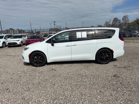 Used 2025 Chrysler Pacifica Limited image 10