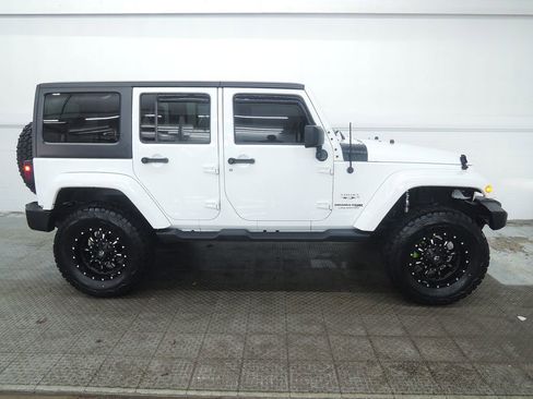 Used 2018 Jeep Wrangler Unlimited Sahara w/ Connectivity Group image 2