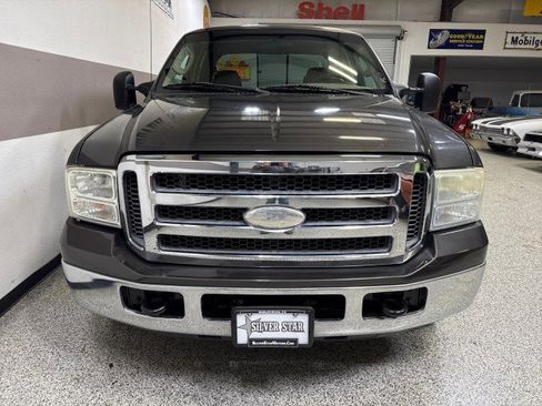 Used 2005 Ford F350 XLT image 2