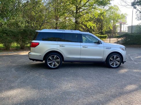 Used 2019 Lincoln Navigator Reserve AWD/4WD image 4