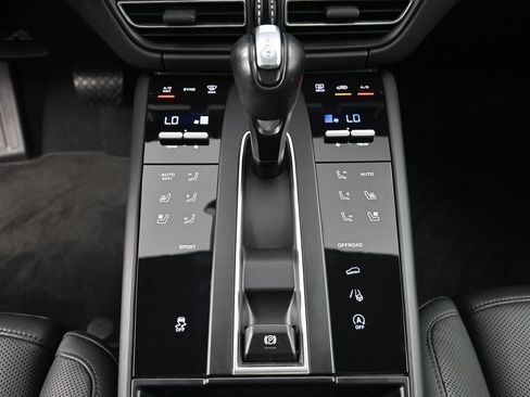 Certified 2024 Porsche Macan AWD/4WD image 17