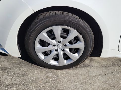 Used 2020 Toyota Corolla LE FWD image 5