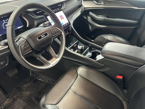Used 2025 Jeep Grand Cherokee Limited w/ Black Appearance Package AWD/4WD image 13