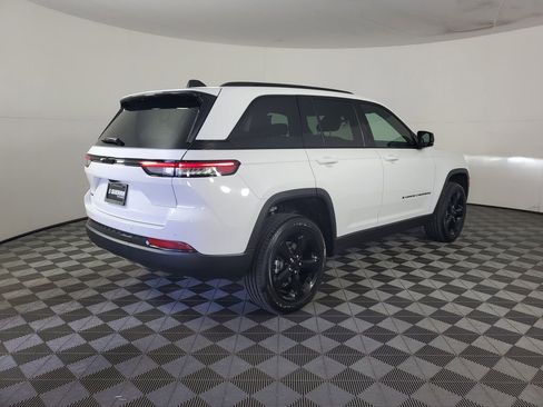 New 2025 Jeep Grand Cherokee Altitude image 4