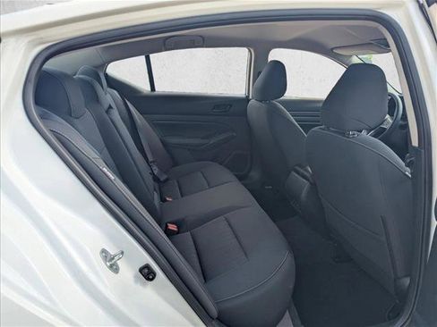 Used 2025 Nissan Altima 2.5 SV image 16