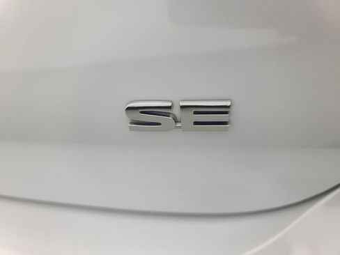 Used 2025 Mitsubishi Outlander SE image 12