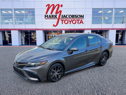 Used 2024 Toyota Camry SE image 1