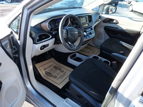 Used 2017 Chrysler Pacifica LX image 9
