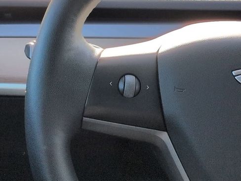 Used 2022 Tesla Model Y Long Range image 24