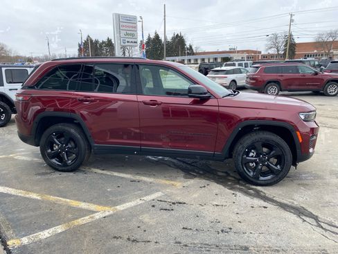Used 2025 Jeep Grand Cherokee Altitude AWD/4WD image 6