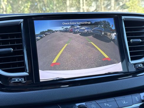 Used 2025 Chrysler Pacifica Select image 25