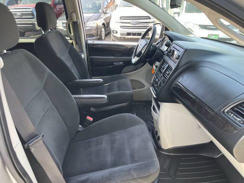 Used 2017 Dodge Grand Caravan SE w/ UConnect Hands-Free Group FWD image 12