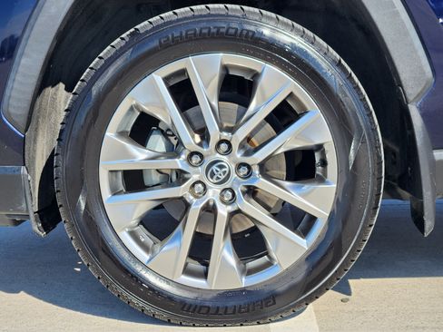 Used 2020 Toyota RAV4 XLE Premium image 11