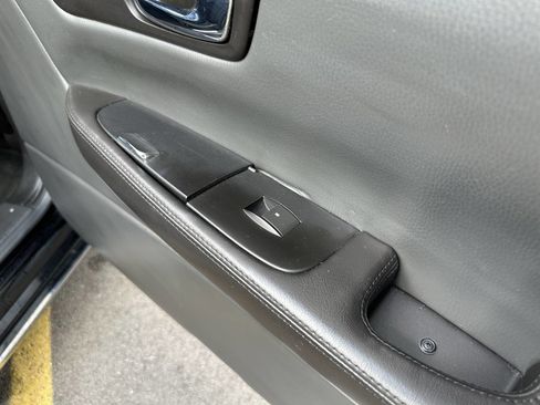 Used 2011 Cadillac DTS Limousine image 32