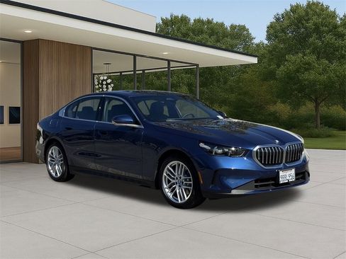 Used 2025 BMW 530i w/ Premium Package image 5