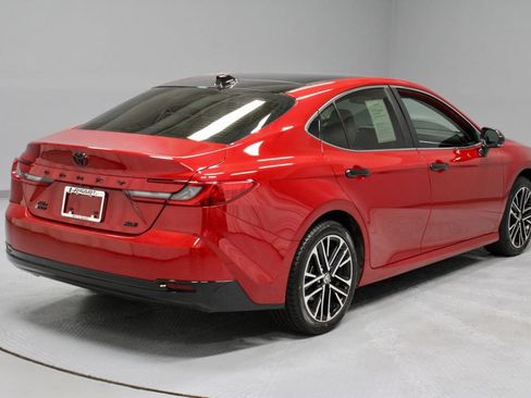 Used 2025 Toyota Camry XLE AWD/4WD image 12