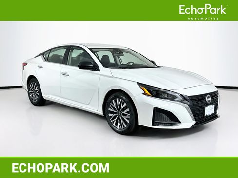 Used 2025 Nissan Altima 2.5 SV FWD image 1