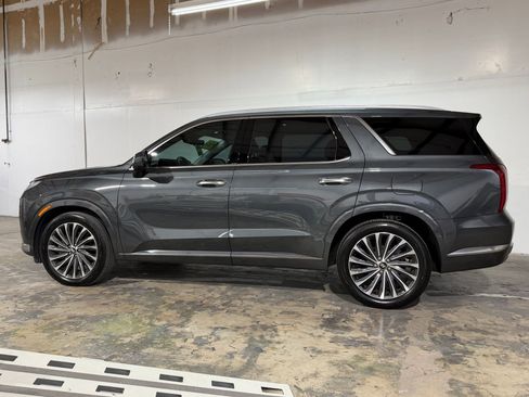Used 2023 Hyundai Palisade Calligraphy FWD image 2
