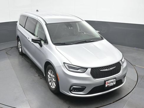 Used 2024 Chrysler Pacifica Touring-L FWD image 33